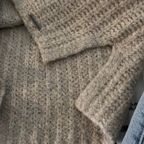 Abercrombie and Fitch sweater - Picture 7 of 8